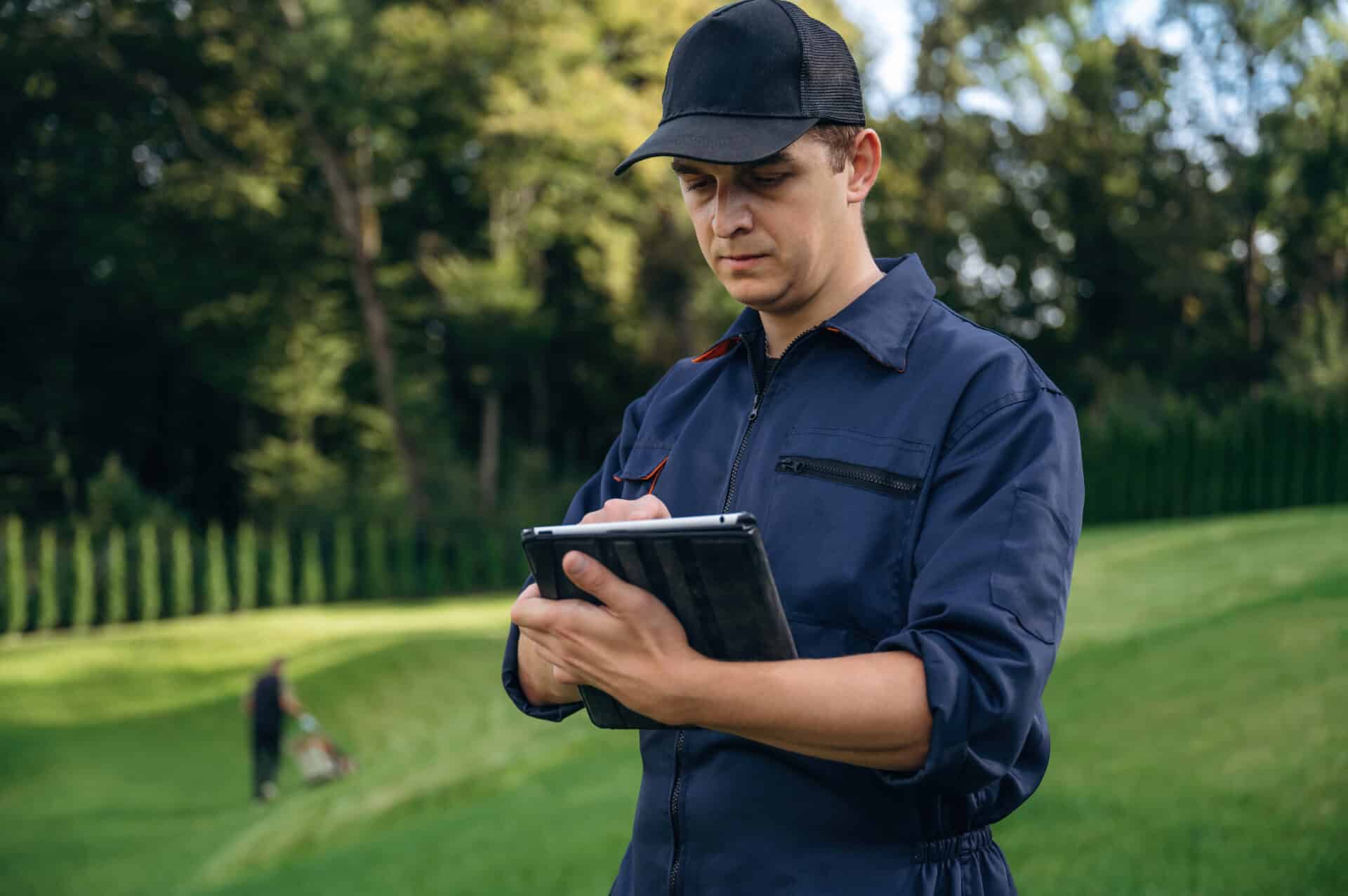 man quotting a field service job
